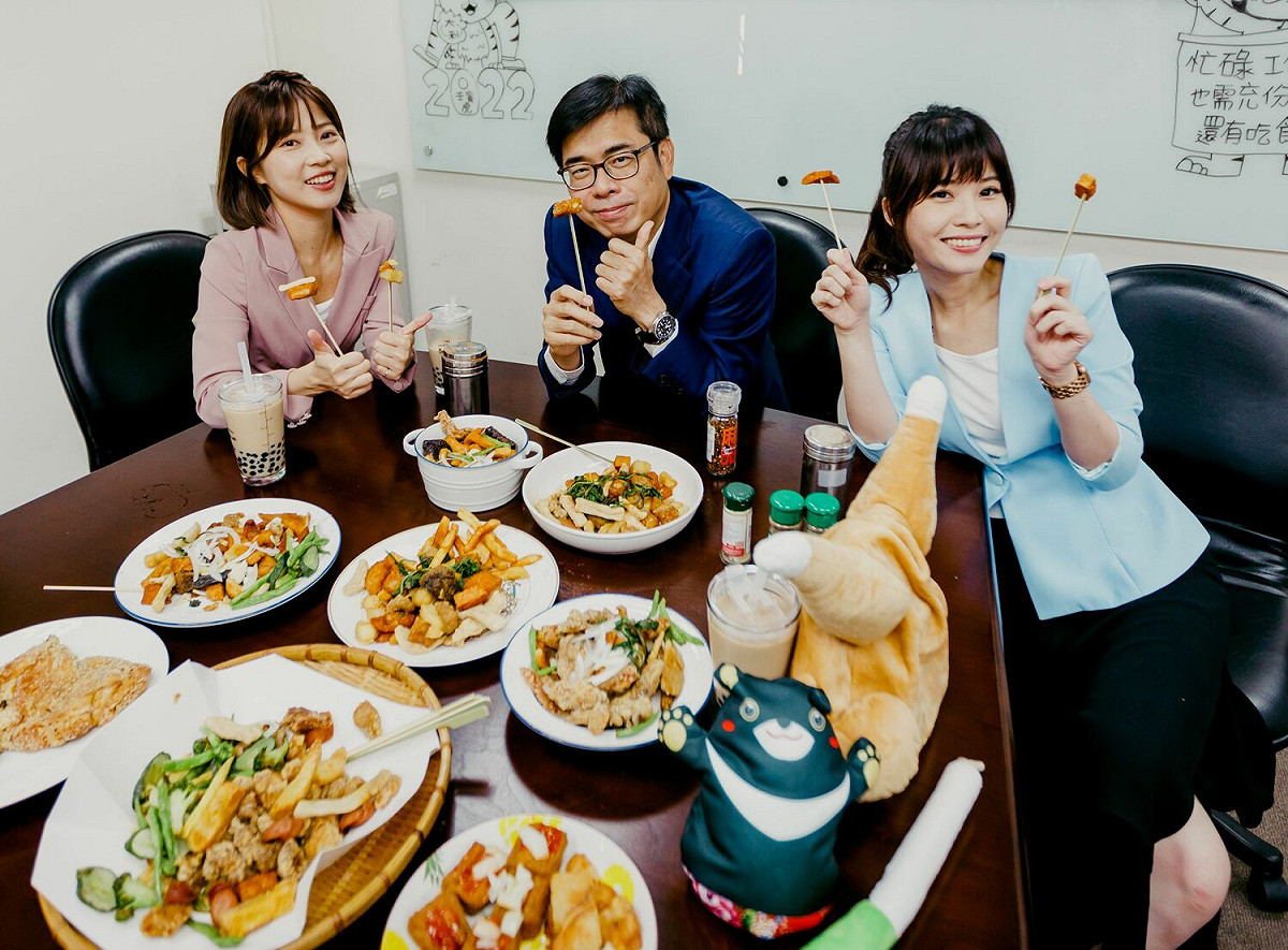 陳其邁(中)與正妹發言人張硯卿(右)、周璟瑜。 圖：高雄市觀光局提供