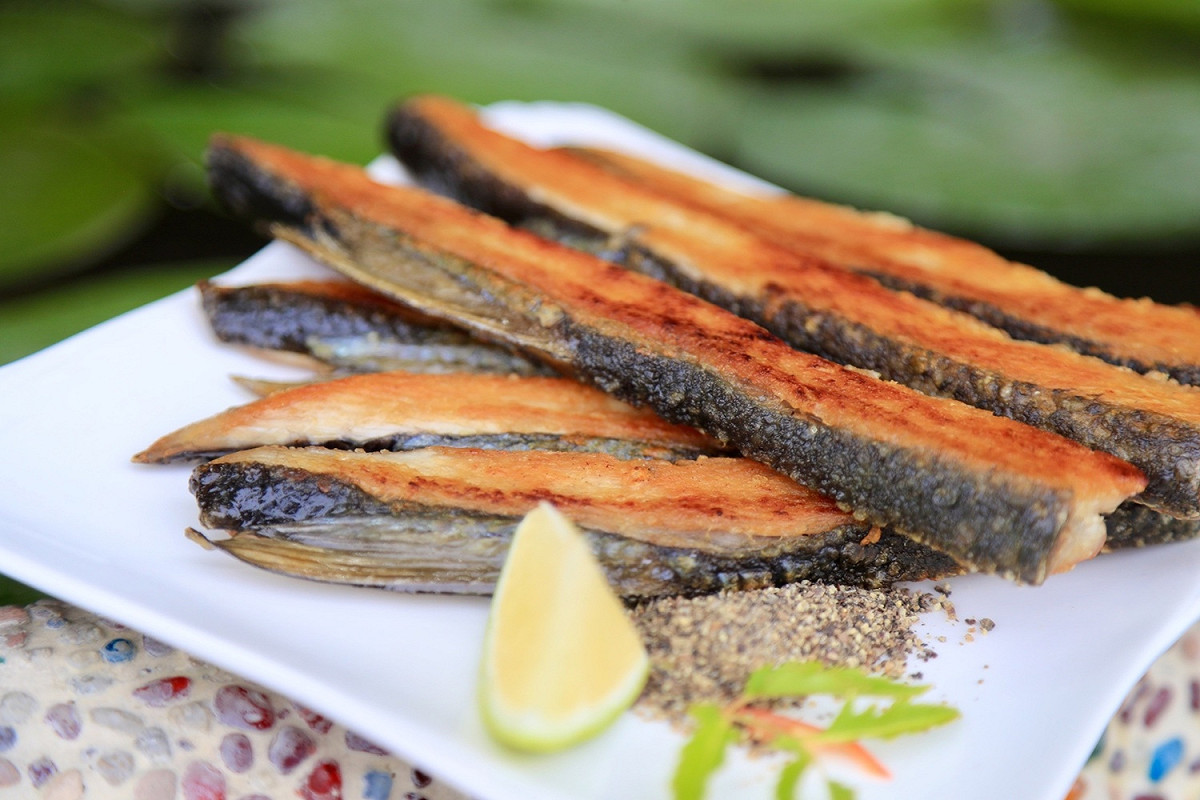 陳志東說明，長盈海味屋招牌菜「虱目魚菲力」，以於魚背上方的魚背肉煎成。 圖：陳志東／攝影