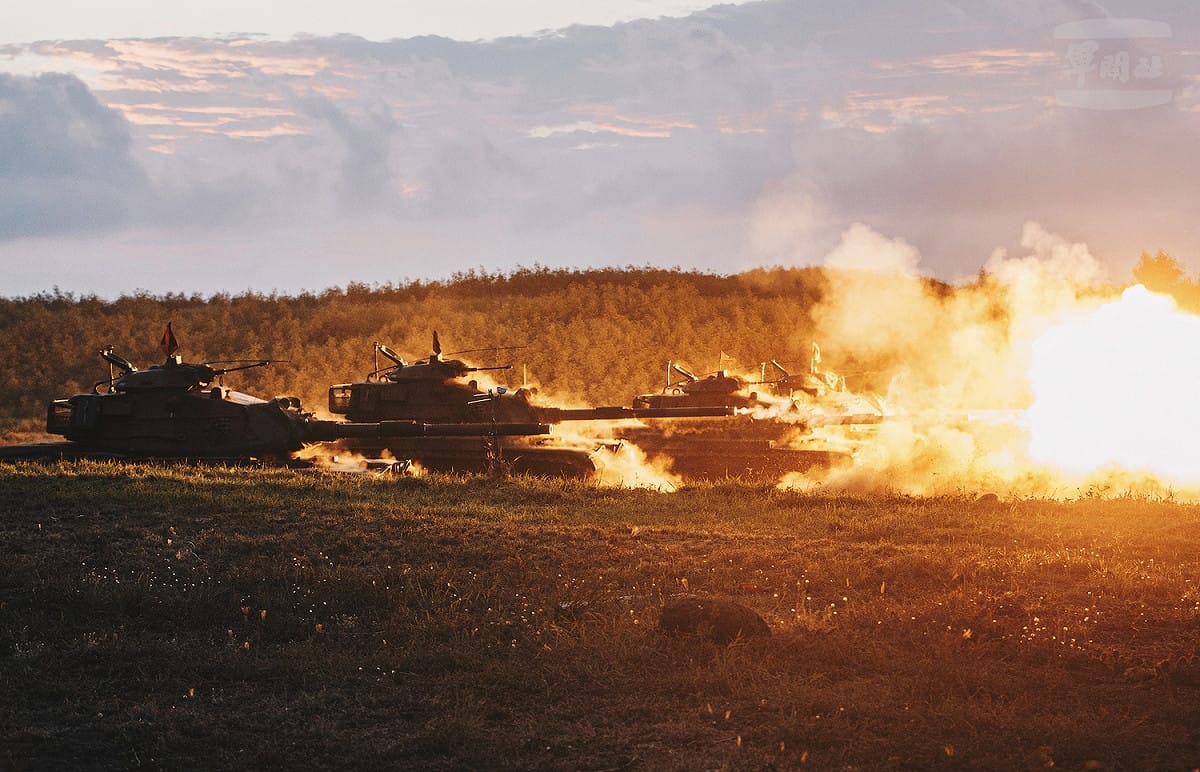 澎湖「鎮疆操演」，多輛M60A3戰車模擬對進犯之敵實施射擊。 圖：軍聞社提供
