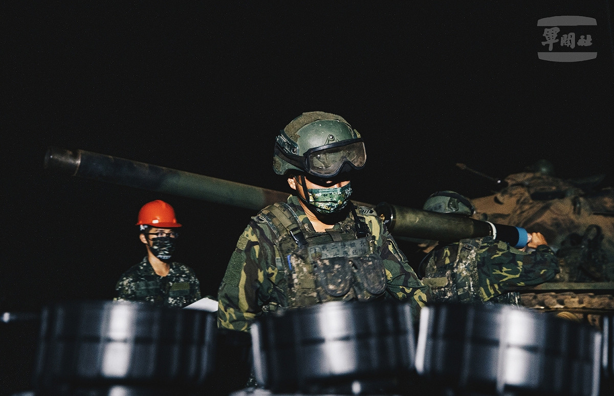 澎湖「鎮疆操演」，射擊前，官兵實施彈藥檢整。 圖：軍聞社提供