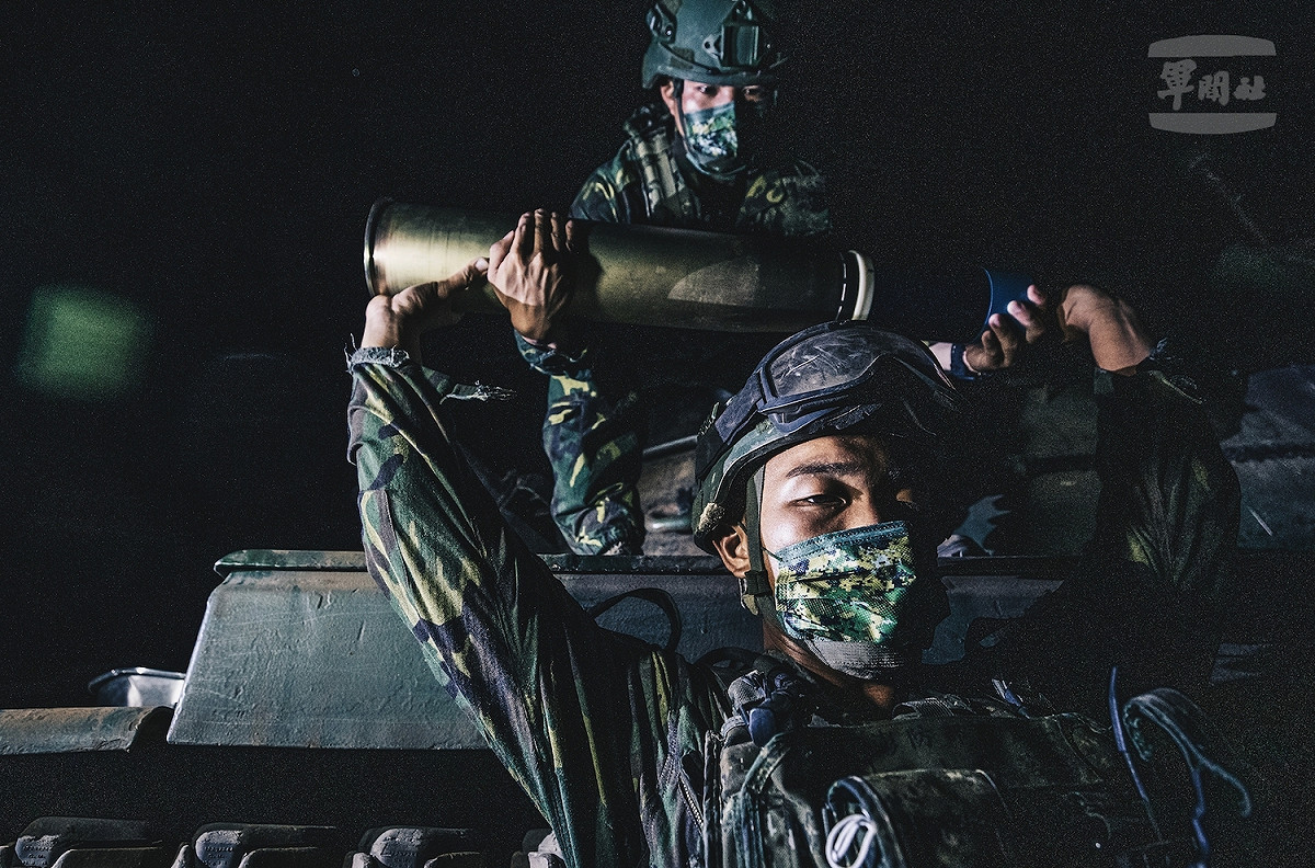 澎湖「鎮疆操演」，澎防部官兵實施搬彈作業。 圖：軍聞社提供