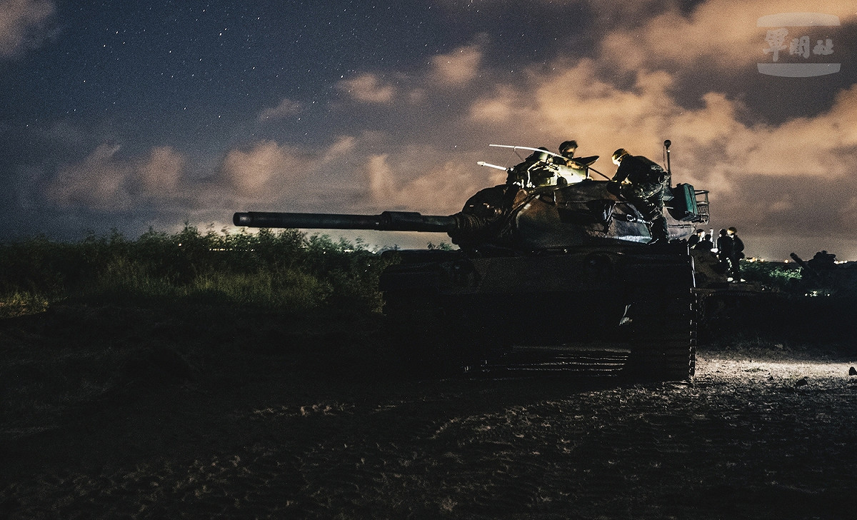 澎湖「鎮疆操演」，M60A3戰車於待命位置檢整裝備。 圖：軍聞社提供