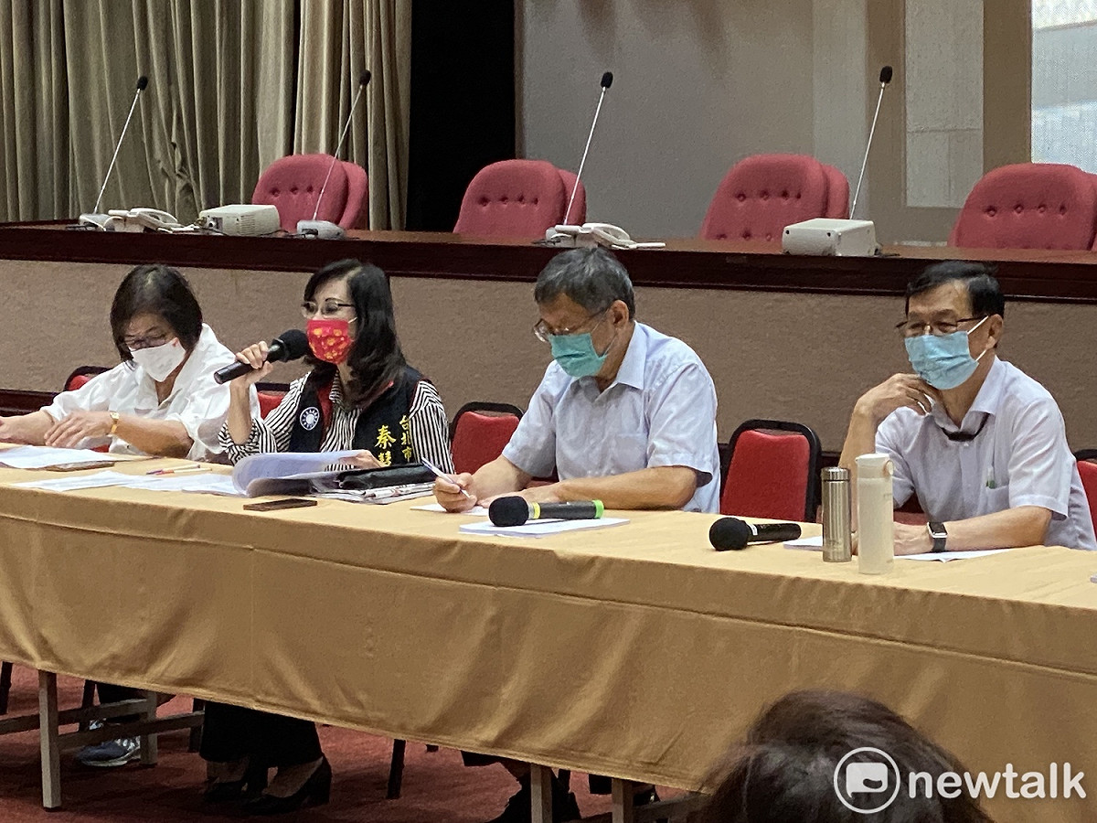 台北市長柯文哲（右2）、副市長彭振聲（右1）今前往台北市議會向國民黨團報告。左1為國民黨台北市黨部主委黃呂錦茹、左2為國民黨團書記長秦慧珠。 圖：周煊惠 / 攝