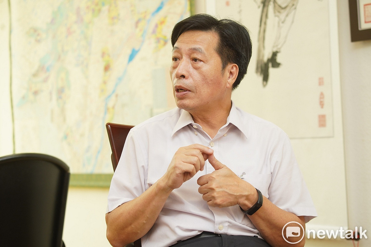 民進黨前立委鄭寶清於27日正式宣布脫黨參選桃園市長，被圍剿說他「背骨」。 圖：林昀真/攝（資料照）