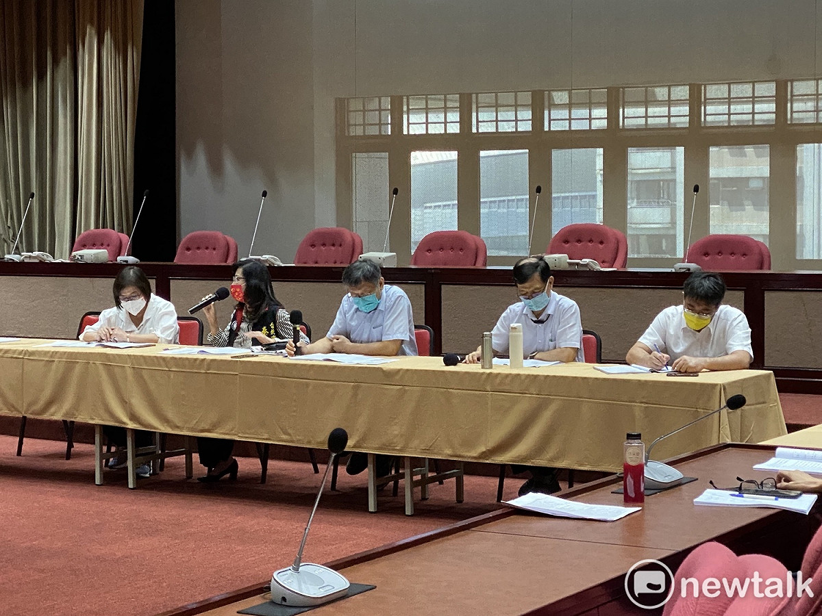 台北市長柯文哲（中）率領局處首長赴台北市議會拜會國民黨團。 圖：周煊惠 / 攝