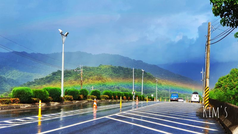 有網友分享，他意外在大雨過後遇見有別於正常情況的「低空彩虹」橫跨橋的兩端，當下立刻用手機紀錄眼前景象，絕美的場景讓眾人讚不絕口。 圖／網友「金哥」授權提供