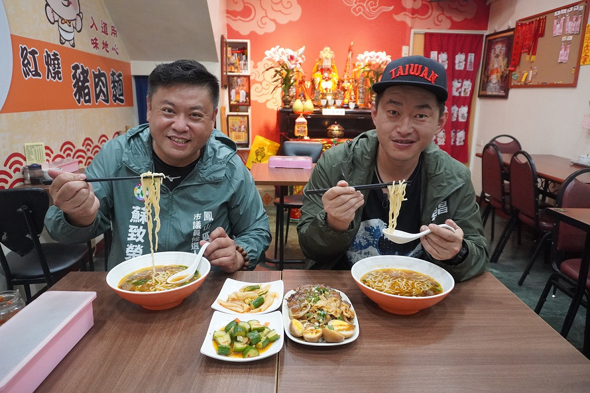陳柏惟(右)推薦鳳山「阿榮」蘇致榮。 圖：蘇致榮提供