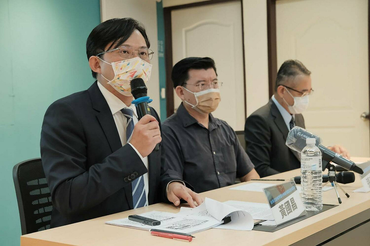 台灣公益揭弊暨吹哨者保護協會理事長黃國昌（左）、理事鄭深元律師（右），邀請公民監督國會聯盟執行長張宏林（中），共同召開「讓陽光照入地方議會：2022全國議員候選人犯罪前科大追擊網站正式公布」記者會，說明網站架構並解釋操作方式。 圖：台灣公益揭弊暨吹哨者保護協會提供