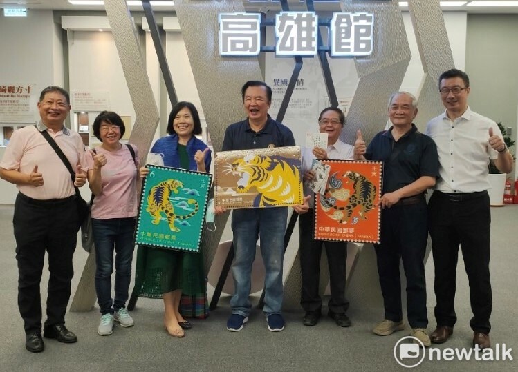 林繁男(中)參訪郵政博物館高雄館。 圖：孫家銘攝