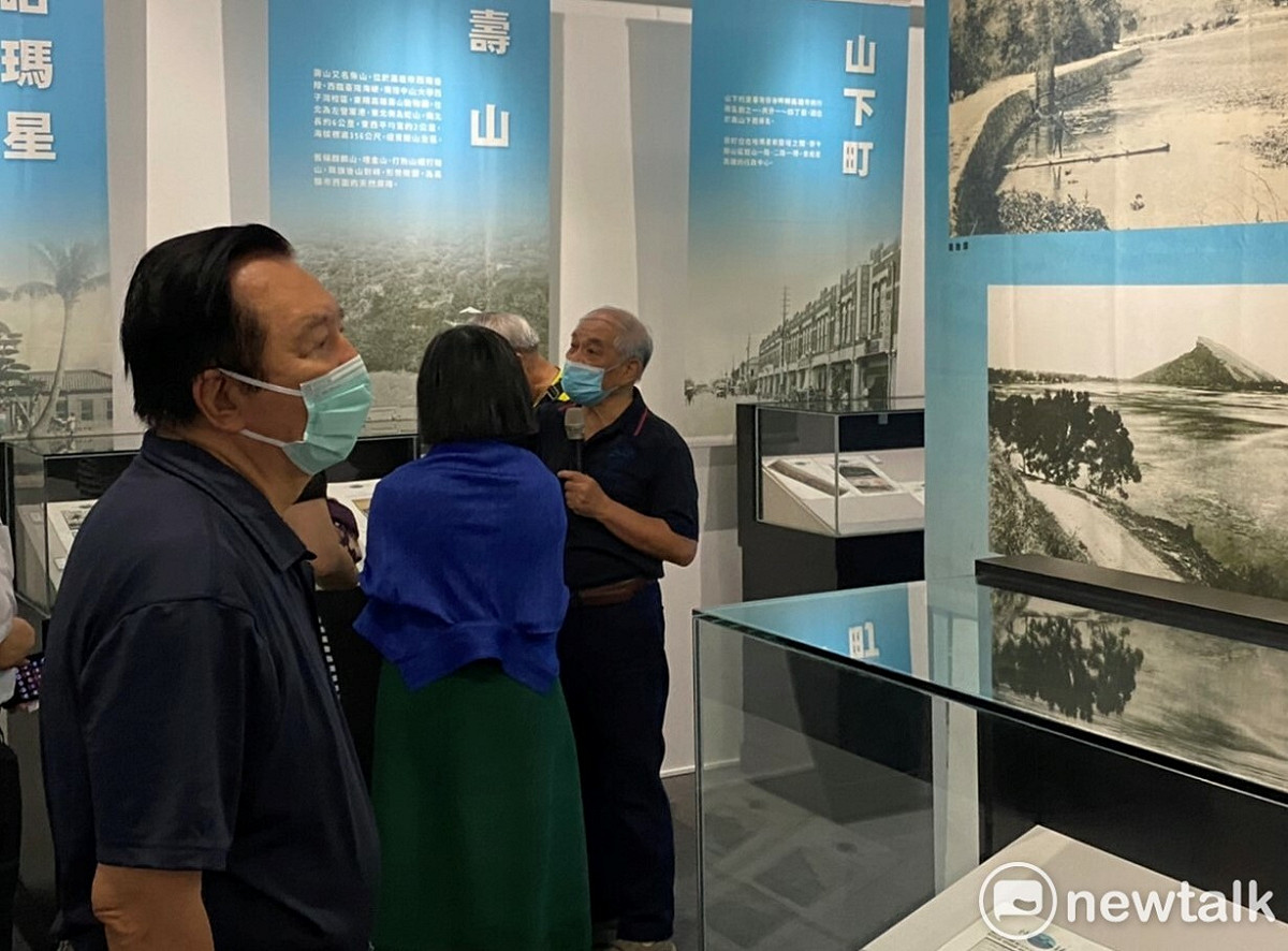 林繁男(左)專心看展。 圖：孫家銘攝
