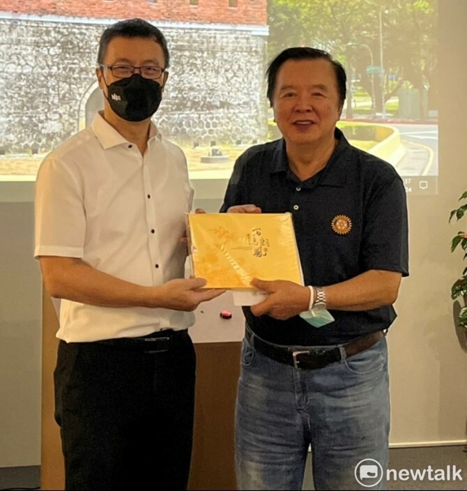 林繁男(右)致贈林志玲桌曆給館長鄭勝治。 圖：孫家銘攝