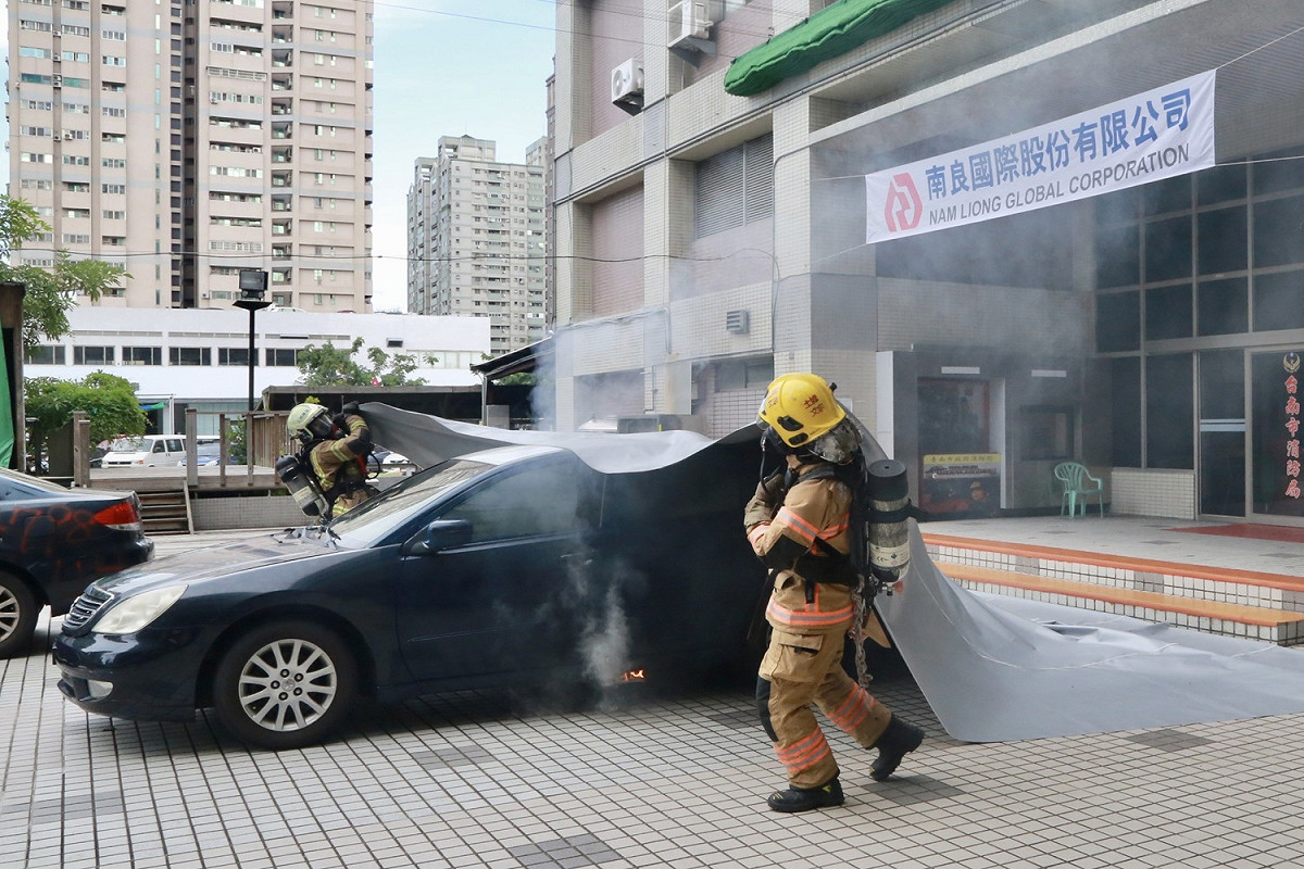 台南市消防局實地演練台南市自主研發的三種電動車鋰電池滅火方式，成功地將火勢撲滅，並將其納入未來電動車火災搶救機制。 圖：台南市消防局提供