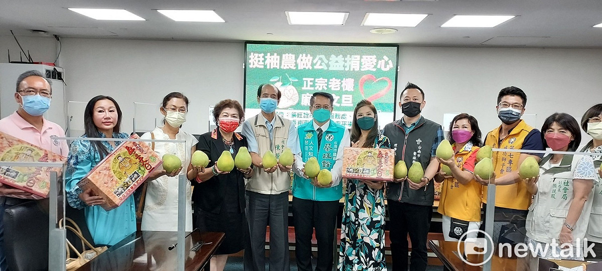 台南市議員蔡旺詮與台南市百業國際安平學會理事長顏嘉縈共同發起中秋公益活動，支持麻豆在地果農，與台南市社會局合作，主打「您買一盒，我們再為您捐一盒」，分送給弱勢家庭。 圖：黃博郎／攝