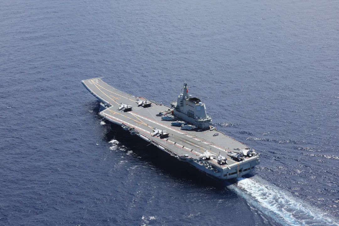 解放軍航空母艦「山東號(CV-17)」在南海實戰化訓練，俯視照片卻僅看到甲板上零落散布7架殲-15，曝露艦載機數量可能不足的問題。