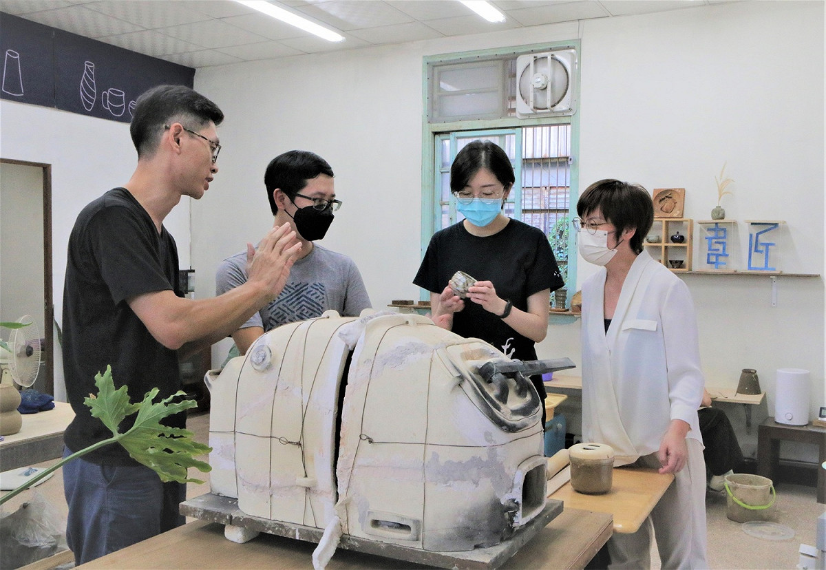 特約藝文工作室職人帶導平時難得一見的工作室，深度感受三鶯工藝生活感十足的藝術力及創造力。