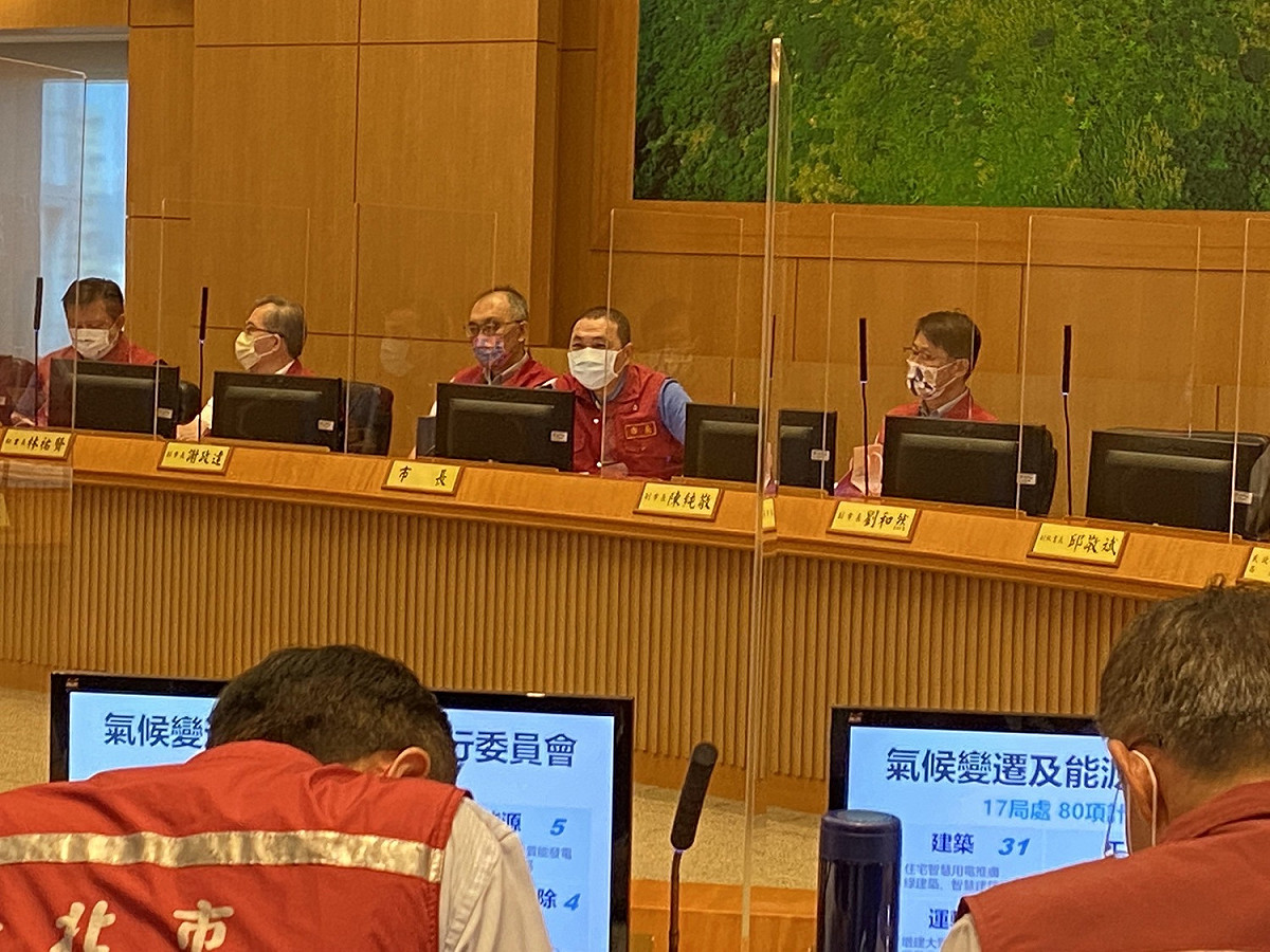 新北市府今(24)日於市政會議上發布「新北市2050淨零路徑暨氣候行動白皮書」。