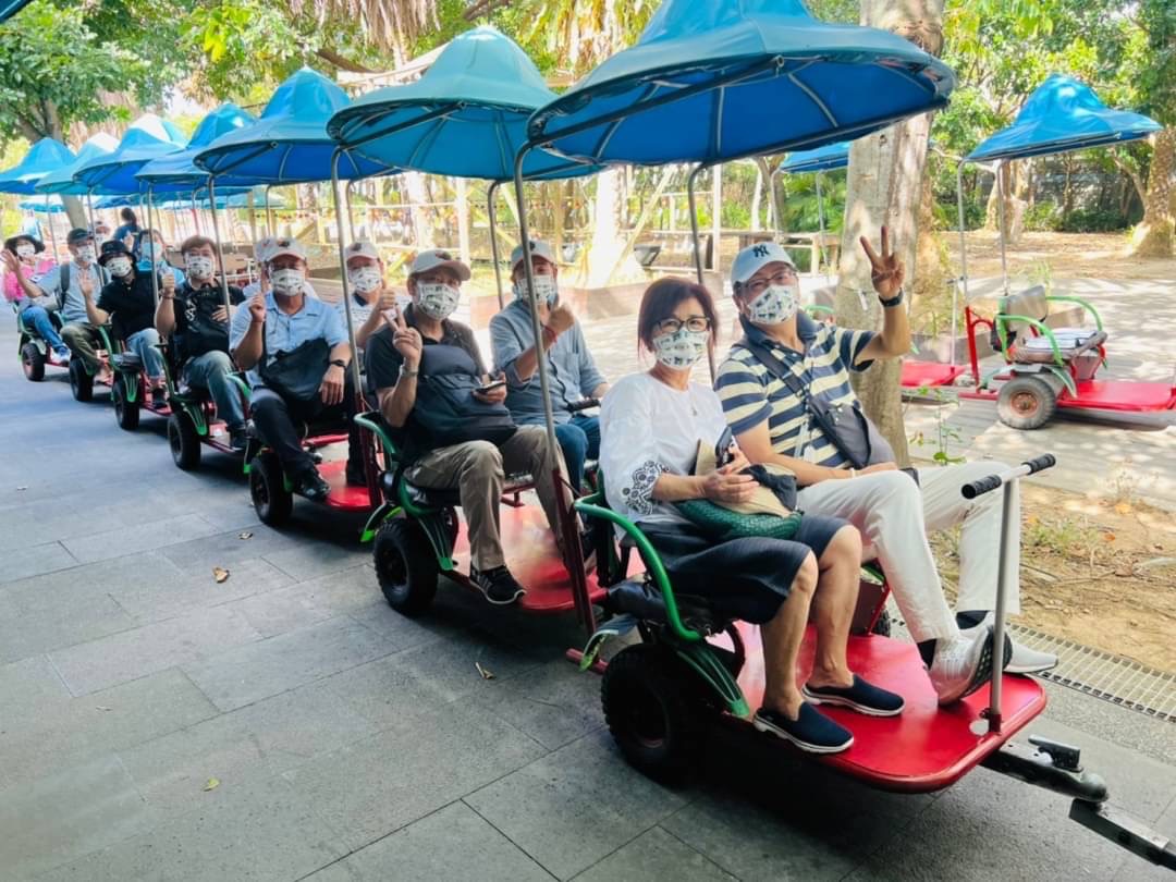國內入境旅行社代表至瑞芳區騎行深澳鐵道自行車，感受海天一色、依山傍水的沿線美景以及夢幻浪漫的光環境魅力。