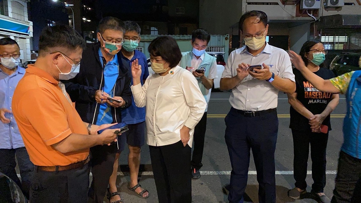 嘉義市四個里24日發生水質異常，市長黃敏惠晚間趕到現場了解。 圖：嘉義市政府/提供