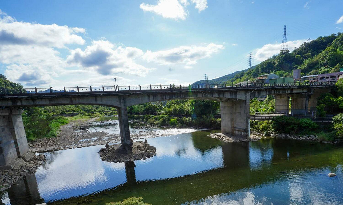 「坪林區北勢溪固床工加高工程修復」已於111年7月完成，將持續守護坪林北勢溪的綠水青山美好水域！ 圖：新北市水利局提供