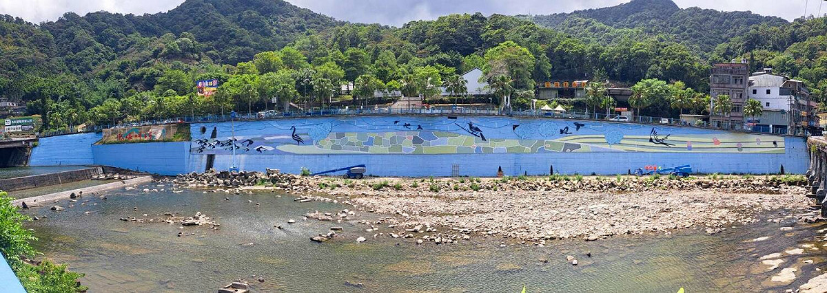 9月底茶博館前的護岸彩繪工程也將完工，可於舊橋觀賞牆上充滿立體感的飛鳥游魚浮雕及馬賽克拼貼成的茶園美景。 圖：新北市水利局提供