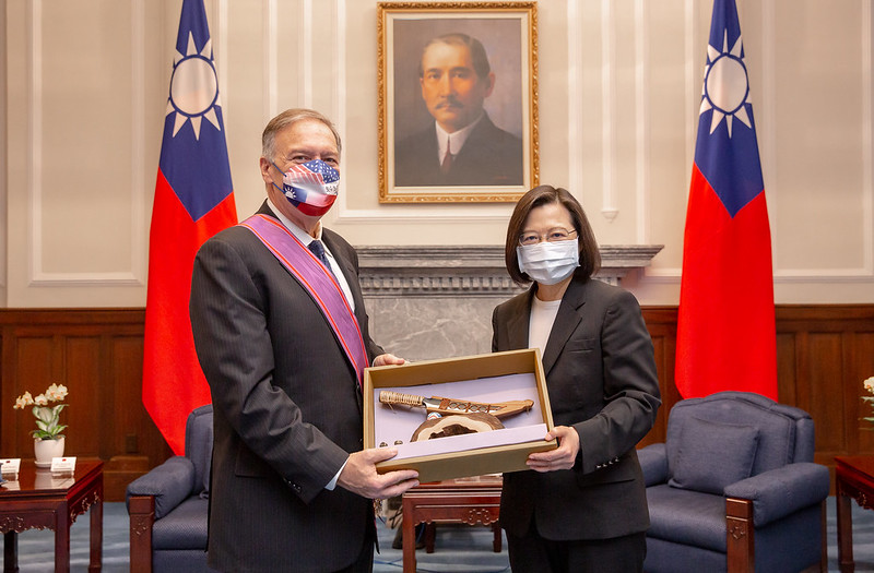 美國前國務卿蓬佩奧（左）在任內多次促成對台軍售，今年3月訪台時晉見總統蔡英文，獲「特種大綬景星勳章」。 圖：總統府/提供