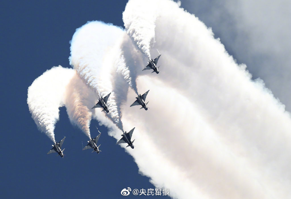2022空軍航空開放活動彩排現場 。「天之翼」飛行表演隊、「紅鷹」飛行表演隊、「八一」跳傘隊和「藍鷹」跳傘等都在現場展示各自表演，殲-20、運-20也紛紛亮相。