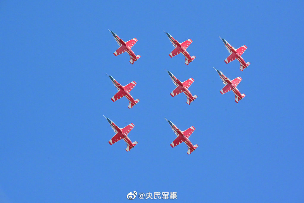 2022空軍航空開放活動彩排現場 。「天之翼」飛行表演隊、「紅鷹」飛行表演隊、「八一」跳傘隊和「藍鷹」跳傘等都在現場展示各自表演，殲-20、運-20也紛紛亮相。