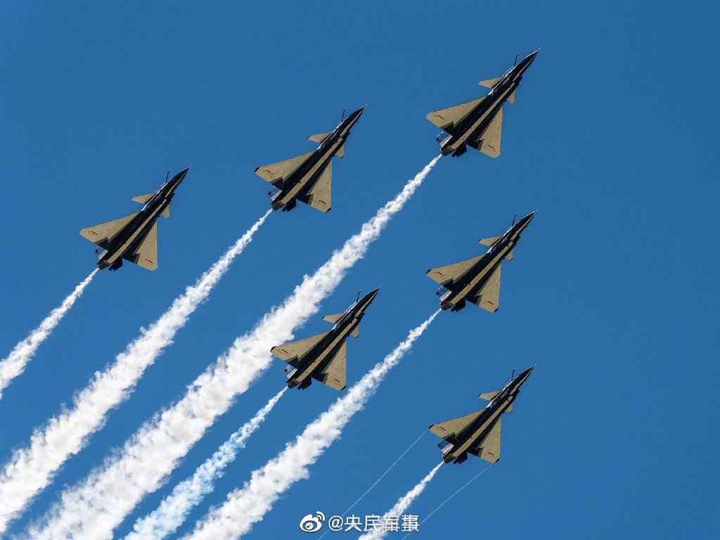 2022空軍航空開放活動彩排現場 。「天之翼」飛行表演隊、「紅鷹」飛行表演隊、「八一」跳傘隊和「藍鷹」跳傘等都在現場展示各自表演，殲-20、運-20也紛紛亮相。