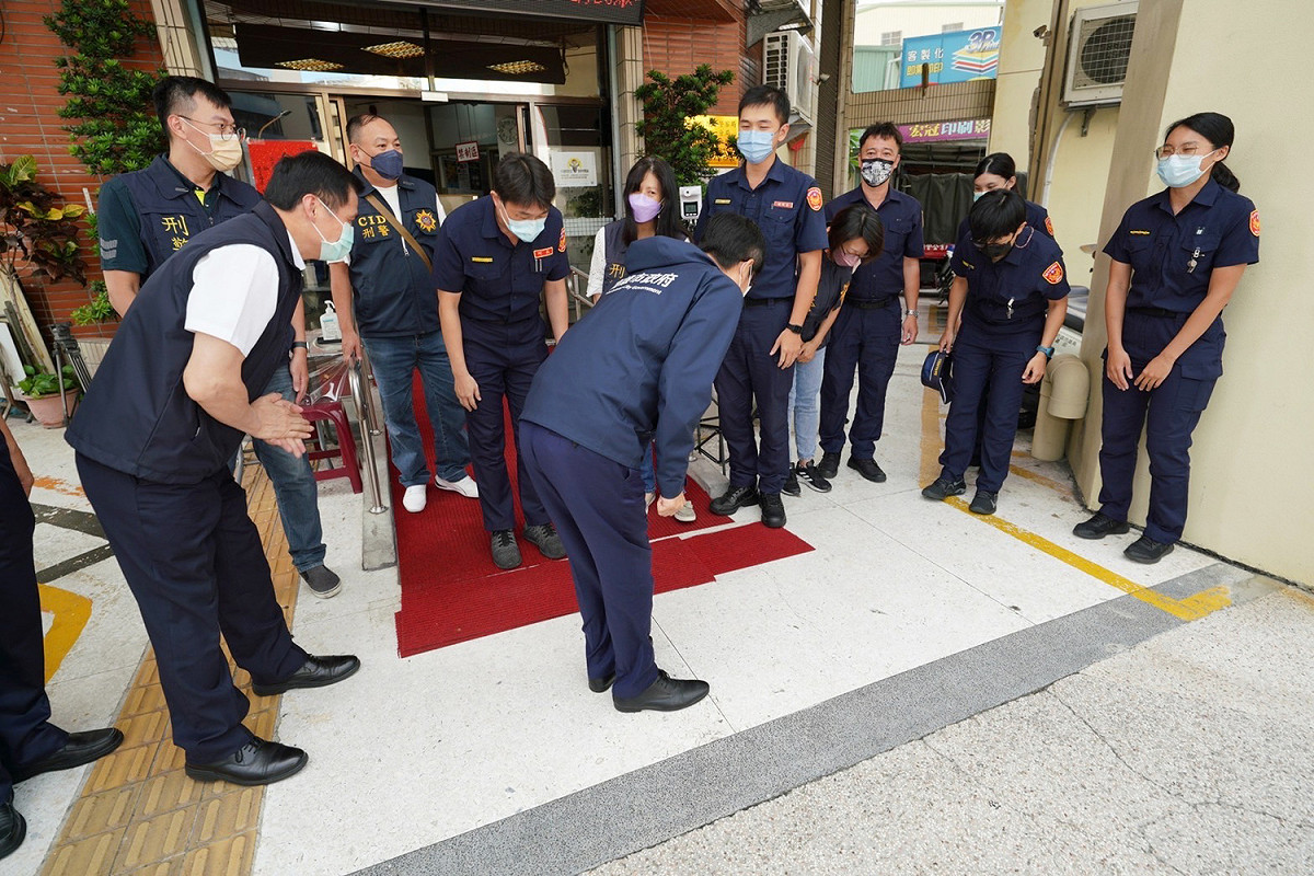 陳其邁慰問基層警察同仁，致上深深謝意。 圖：翻攝自陳其邁臉書