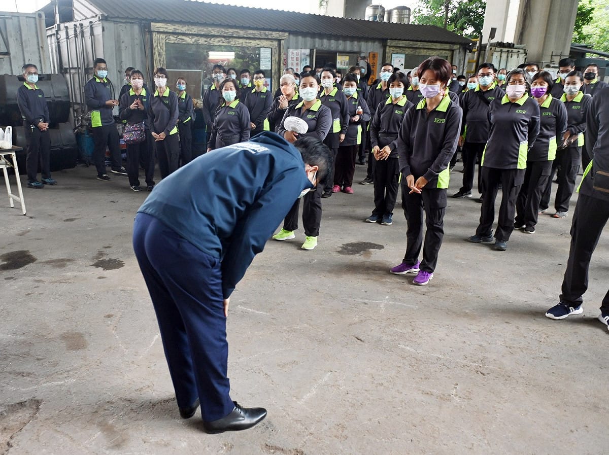 陳其邁拜訪負責清除「米奇妙妙屋」的三民東區清潔隊，向隊員們表示感謝，並調整清潔隊人員相關福利措施。 圖：翻攝自陳其邁臉書