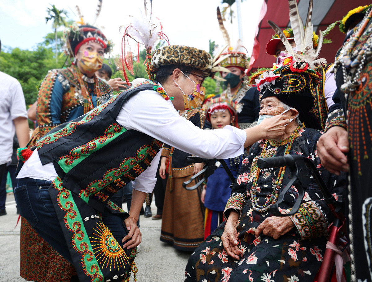 陳其邁穿上傳統服飾，參加高雄茂林部落的Takyubanɨ小米豐收祭。，並向當地耆老致意。 圖：翻攝自陳其邁臉書