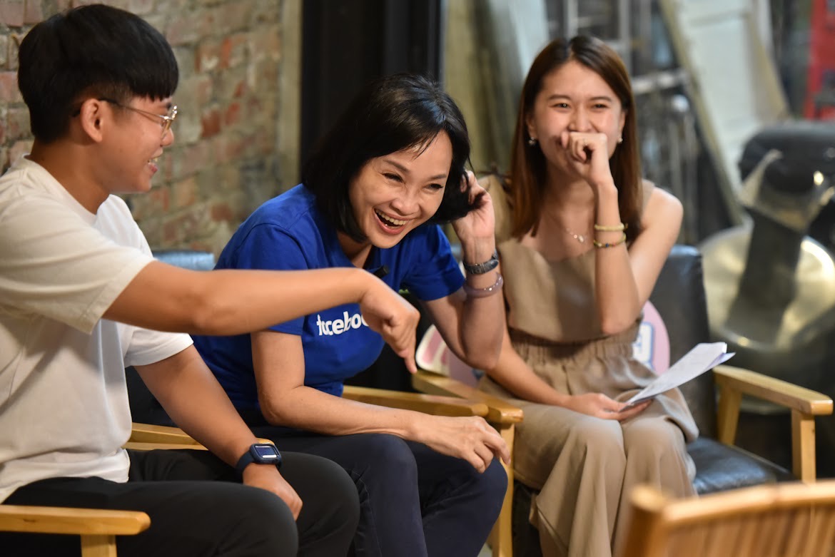 柯志恩(中)與青年對談。  圖：柯志恩競辦提供