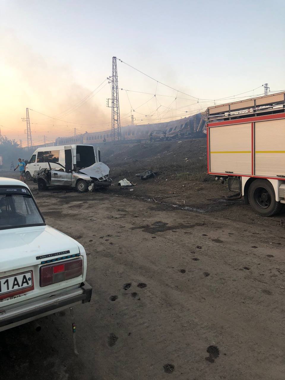 俄軍砲火炸毀了一列火車的4節車廂，現場景象慘不忍睹。 圖：翻攝自推特