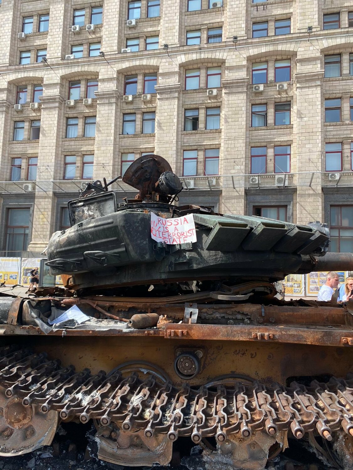 為慶祝烏克蘭獨立日，在首都基輔主幹道上展出俄軍被毀的戰甲車輛。 圖：翻攝自推特