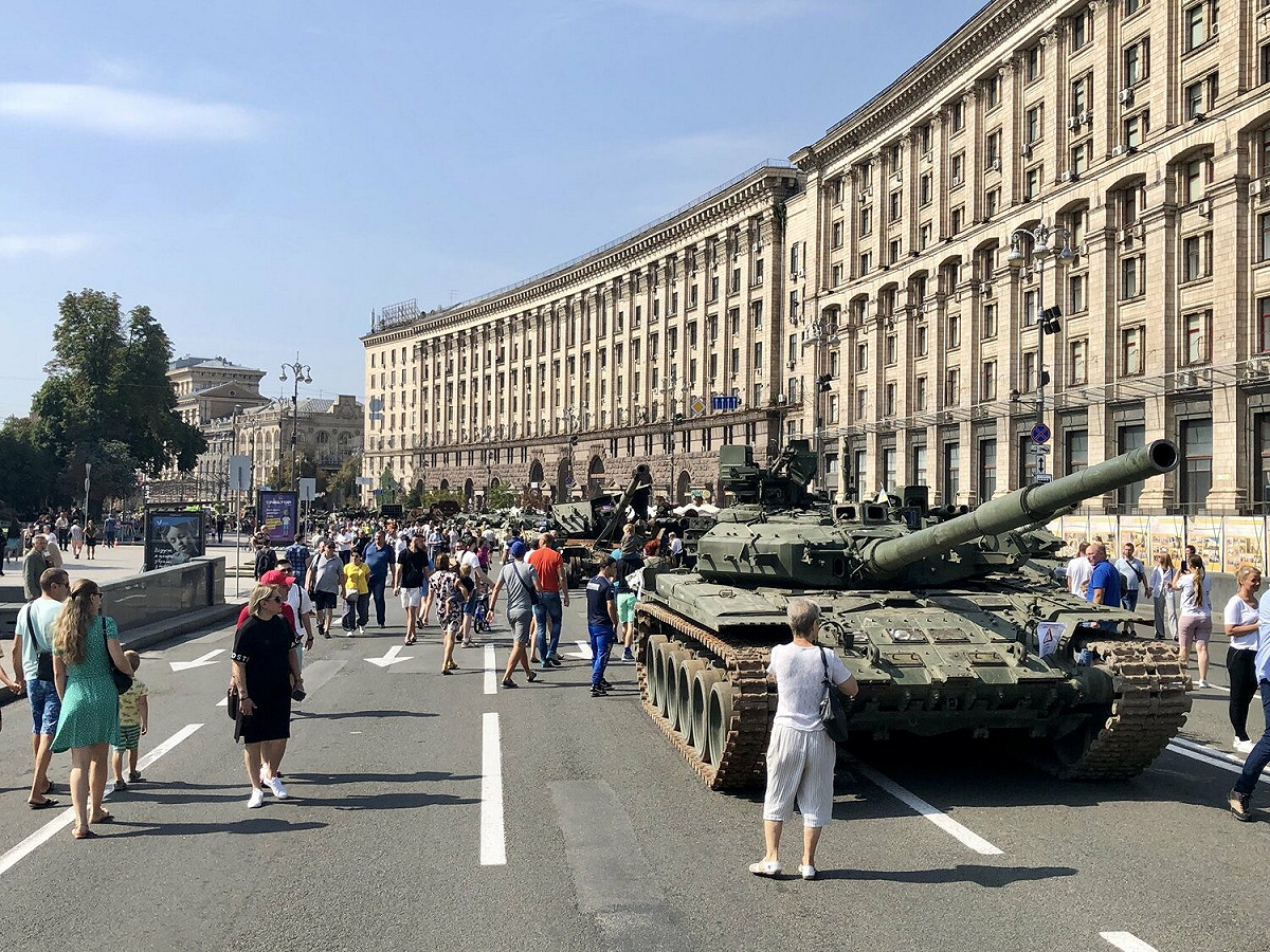 為慶祝烏克蘭獨立日，在首都基輔主幹道上展出俄軍被毀的戰甲車輛。 圖：翻攝自推特（資料照）