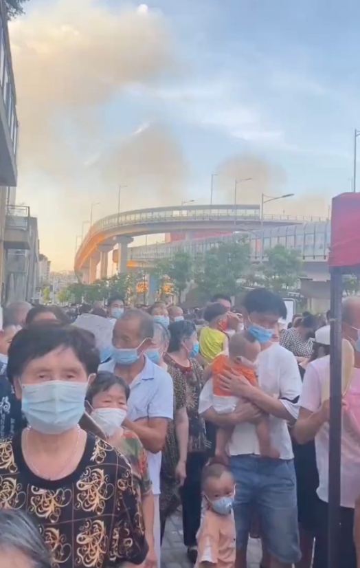 數百萬人曝曬在 40 度高溫下排隊等PCR 網友: 重慶人已到達極限