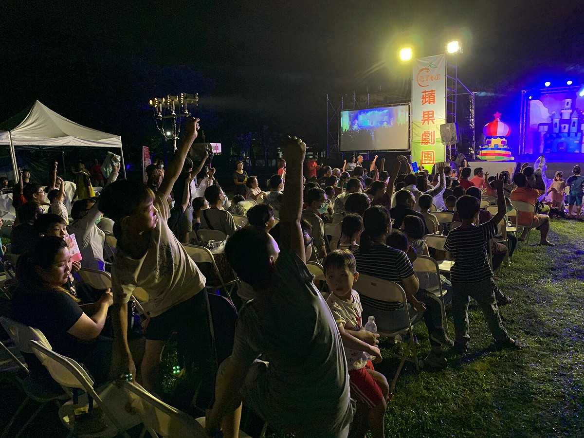 蘋果劇團演出吸引大小朋友參與。 圖：高雄市文化局提供