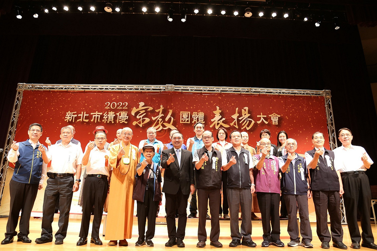 侯友宜今(25)日參加績優宗教表揚與委員合照。 圖：新北市民政局提供