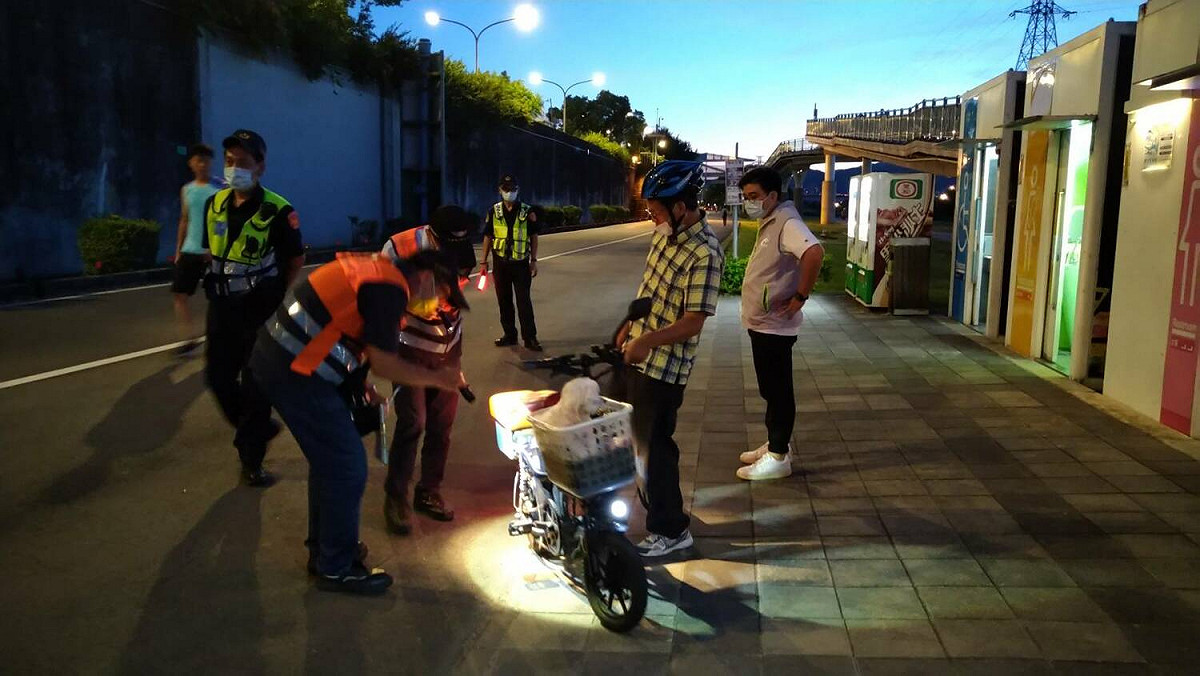 高灘處持續於新北河濱公園熱點不定期稽查取締微型電動二輪車。 圖：新北市水利局提供