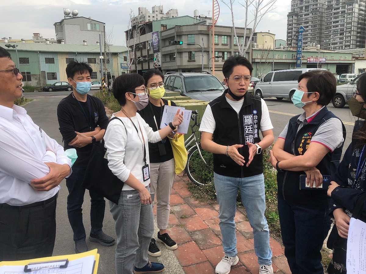 台中市議員羅廷瑋提供會勘照片，右一即為崇倫里長曾素貞。 羅廷瑋/提供