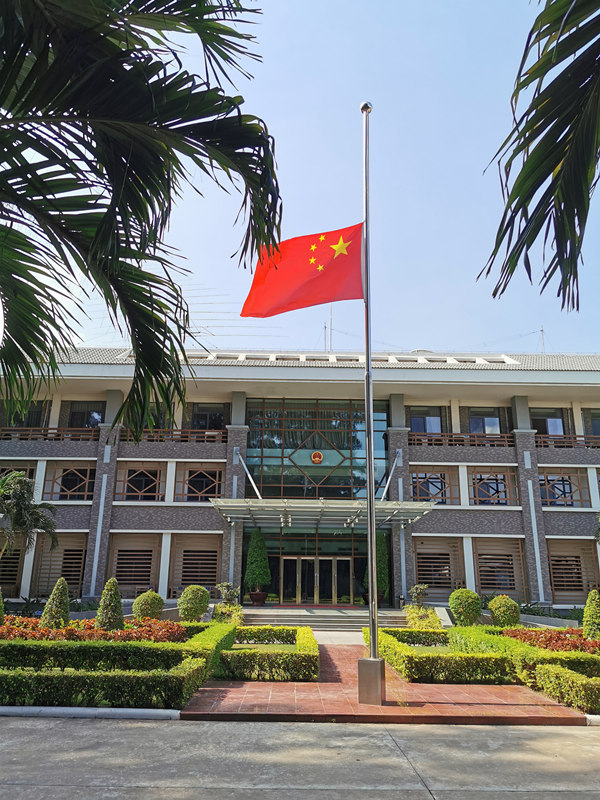 中國駐柬埔寨大使館先前降半旗哀弔新冠疫情下的犧牲者。 圖: 翻攝自《 中國青年報 》