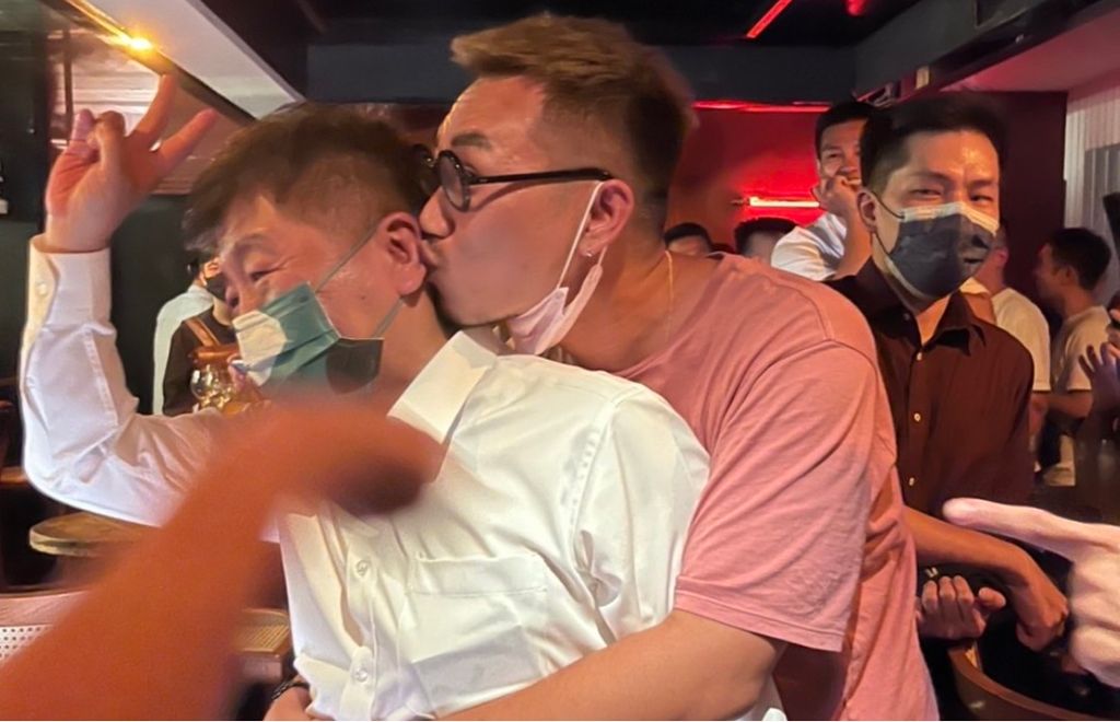 陳時中透露昨晚來到北市一間特色酒吧學調酒，受到許多酒吧民眾熱情擁抱 圖：陳時中ＩＧ