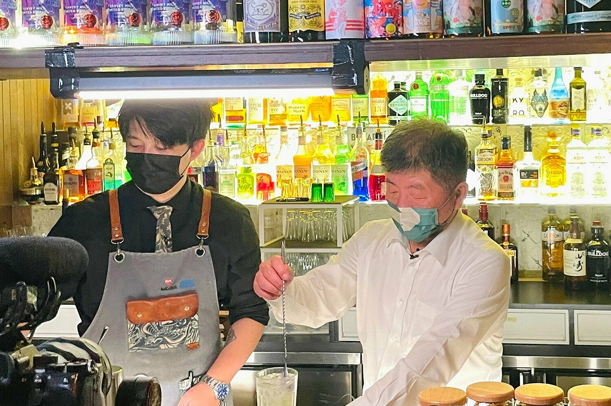 陳時中昨晚來到北市一間特色酒吧學調酒 圖：陳時中臉書