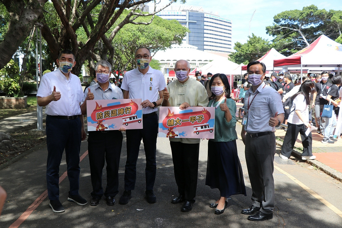 消防局長黃德清偕同整備應變科長蕭力愷接受核安基金主任委員劉文忠頒發獎座及獎金。 圖：新北市消防局提供