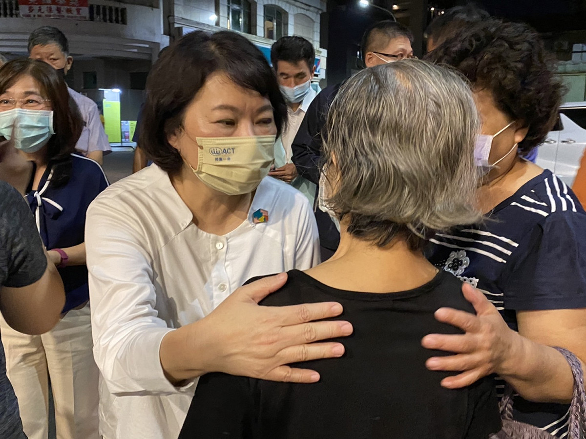 嘉義市西區昨發生水質異常現象，市長黃敏惠趕到現場安慰民眾。 圖：嘉義市政府/提供