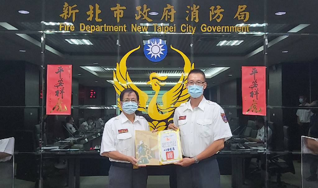 消防局為表揚同仁能夠恪守廉潔操守事蹟，透過今(25)日召開局內週報會議辦理公開表揚，將民眾感謝之美意化作為實質對全體消防弟兄的鼓勵。 圖：新北市消防局提供