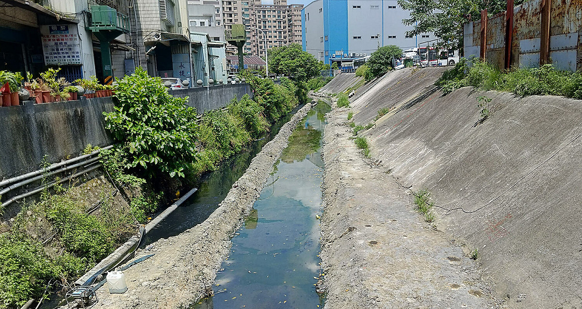 鴨母港溝上游施工中。 圖：新北市水利局提供
