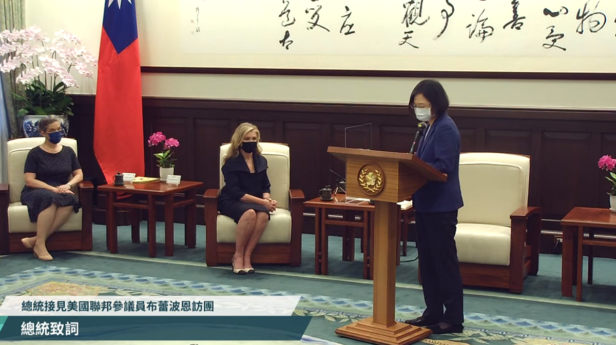 總統蔡英文今（26）日在總統府接見昨天深夜來台的美國聯邦參議員布蕾波恩（Marsha Blackburn, R-TN）訪團。 圖：擷自直播畫面
