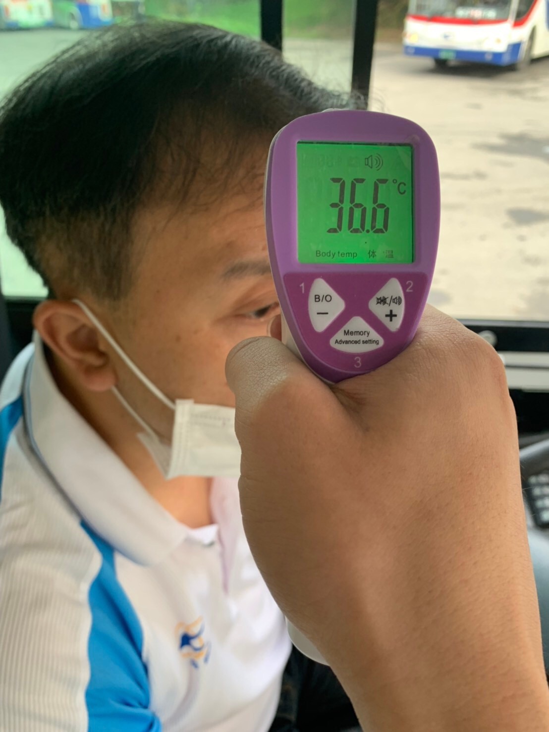 出車前量測體溫。 圖：新北市交通局提供