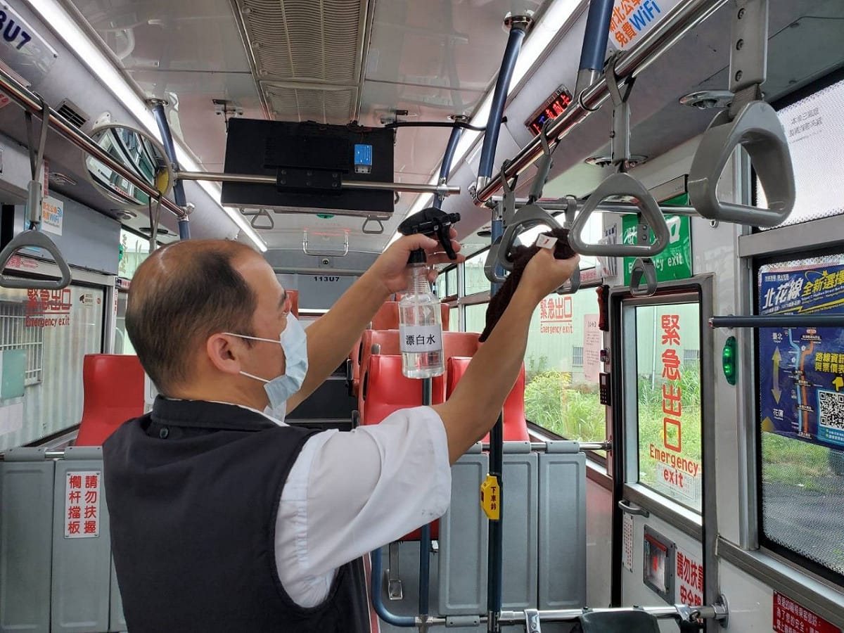 吊環清消。 圖：新北市交通局提供